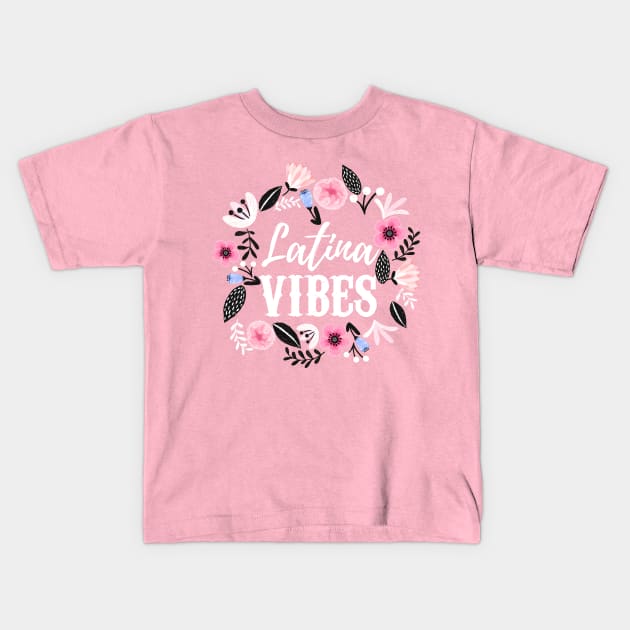 Latina Vibes - Buenas Energías - detalle con flores Kids T-Shirt by verde